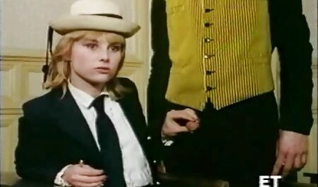 چرخ آپارتمان خود را می کشد. سکس ۰۲۱